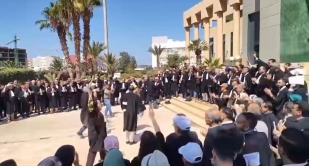 حناجر محامي هيئة أكادير تصدح من جديد.. فهل من آذان صاغية؟ حناجر محامي هيئة أكادير تصدح من جديد.. فهل من آذان صاغية؟