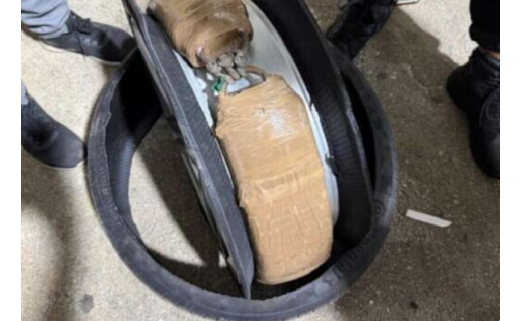 الإطاحة بمهرب خطير يخفي الشيرا داخل عجلات سيارة فاخرة الإطاحة بمهرب خطير يخفي الشيرا داخل عجلات سيارة فاخرة