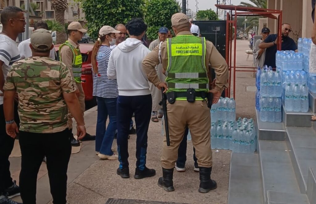 أكادير تستعيد رصيفها: حملة حازمة لتحرير الملك العمومي بساحة ولي العهد شارع ومولاي عبد الله أكادير تستعيد رصيفها: حملة حازمة لتحرير الملك العمومي بساحة ولي العهد شارع ومولاي عبد الله