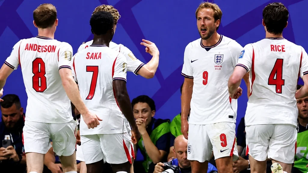 صعود دراماتيكي للإنجليز لربع نهائي كأس العالم بعد معركة الطرد و العاصفة Anglais