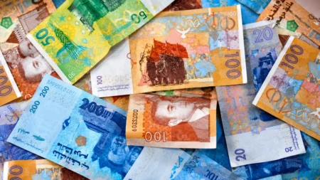 الدرهم يرتفع أمام الدولار ويتراجع مقابل الأورو.. وبنك المغرب يضخ 53,5 مليار درهم DHS-MAROC