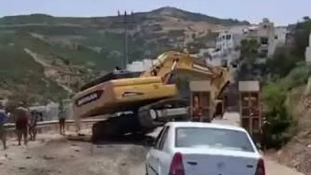 فاجعة أوشتام.. 4 قتلى و25 جريحا بعد سقوط جرافة على مركبتين images