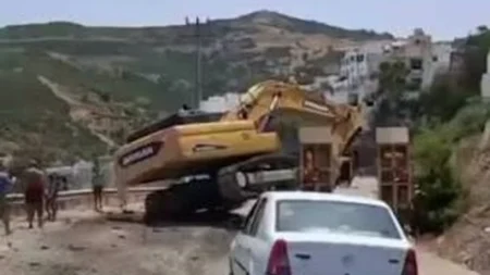 فاجعة أوشتام.. 4 قتلى و25 جريحا بعد سقوط جرافة على مركبتين images