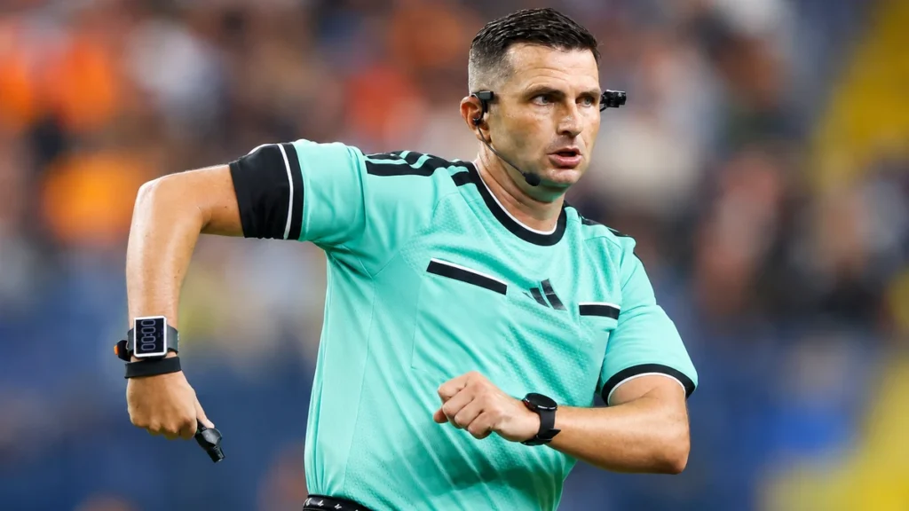 L'arbitre anglais Michael Oliver