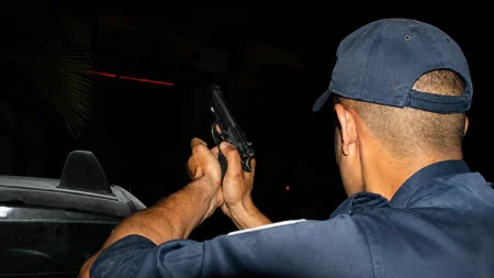 Un policier utilise son arme de service.